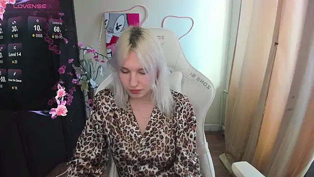 Snapshot of EvelinaLuu chatting on 04.02.26 EvelinaLuu online show from 04.02.26