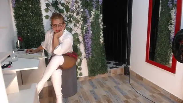 Snapshot of StephyJones1 chatting on 09.25.25 StephyJones1 online show from 09.25.25