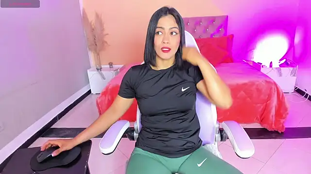 Snapshot of cristal_crossfitx chatting on 11.19.25 cristal crossfitx online show from 11.19.25