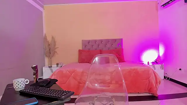 Snapshot of cristal_crossfitx chatting on 11.26.25 cristal crossfitx online show from 11.26.25