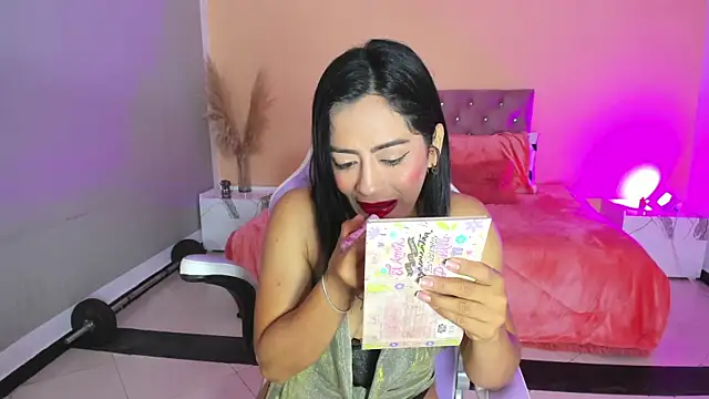 Snapshot of cristal_crossfitx chatting on 12.04.25 cristal crossfitx online show from 12.04.25