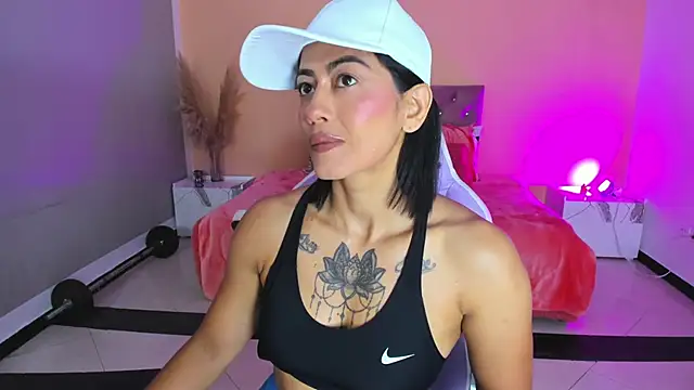 Snapshot of cristal_crossfitx chatting on 12.05.25 cristal crossfitx online show from 12.05.25