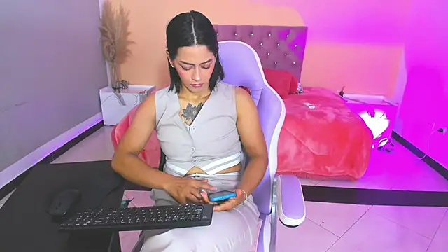 Snapshot of cristal_crossfitx chatting on 12.15.25 cristal crossfitx online show from 12.15.25