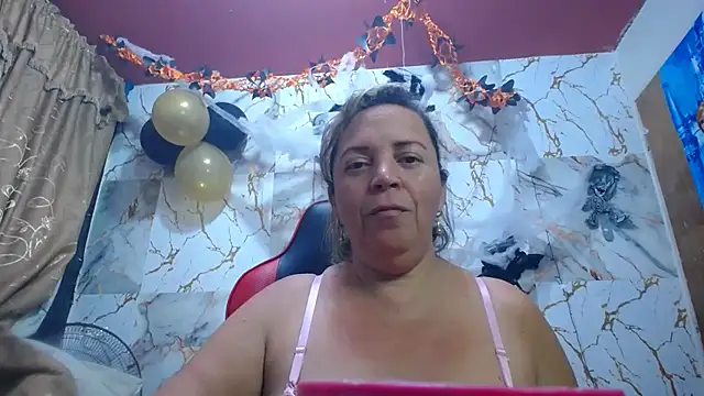 Snapshot of alina_maturehot chatting on 10.23.25 alina maturehot online show from 10.23.25