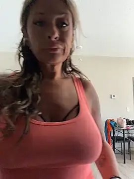 Snapshot of bossyroxy84 chatting on 07.19.26 bossyroxy84 online show from 07.19.26