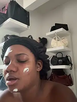 Snapshot of Daphnewalker__ chatting on 04.15.26 Daphnewalker online show from 04.15.26