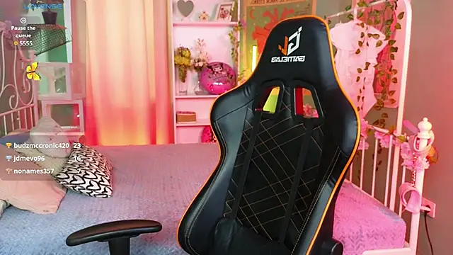 Snapshot of MizukiNoYoru chatting on 03.10.25 MizukiNoYoru online show from 03.10.25