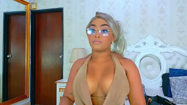 Snapshot of TianahGlow chatting on 10.13.25 TianahGlow online show from 10.13.25