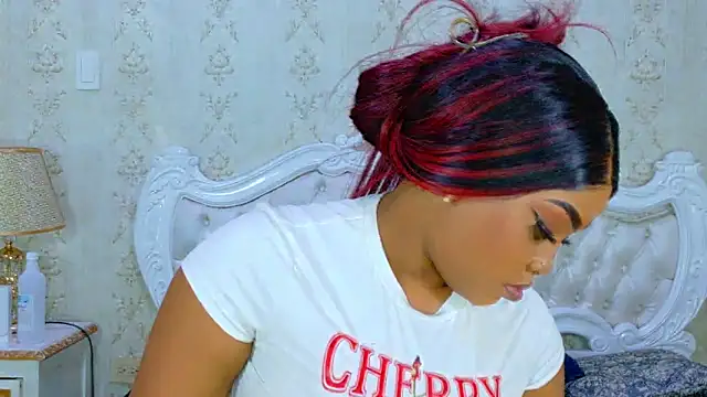 Snapshot of TianahGlow chatting on 10.29.25 TianahGlow online show from 10.29.25