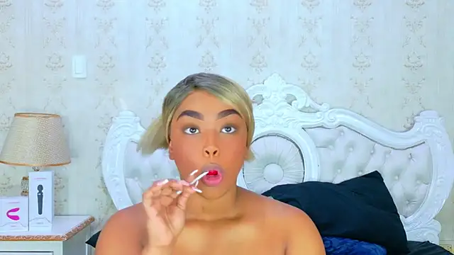 Snapshot of TianahGlow chatting on 11.15.25 TianahGlow online show from 11.15.25