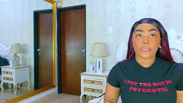 Snapshot of TianahGlow chatting on 11.19.25 TianahGlow online show from 11.19.25