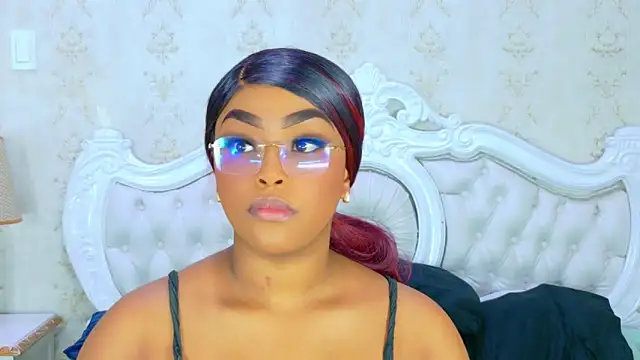 Snapshot of TianahGlow chatting on 11.20.25 TianahGlow online show from 11.20.25