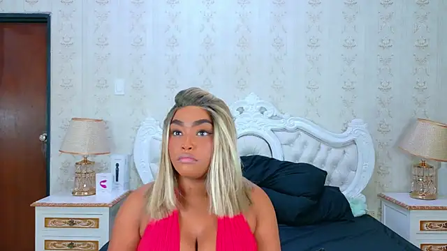 Snapshot of TianahGlow chatting on 11.21.25 TianahGlow online show from 11.21.25