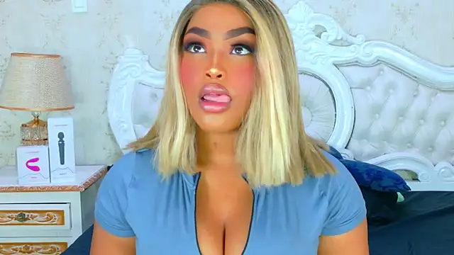 Snapshot of TianahGlow chatting on 11.22.25 TianahGlow online show from 11.22.25