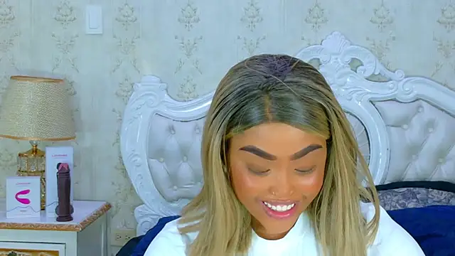 Snapshot of TianahGlow chatting on 11.24.25 TianahGlow online show from 11.24.25