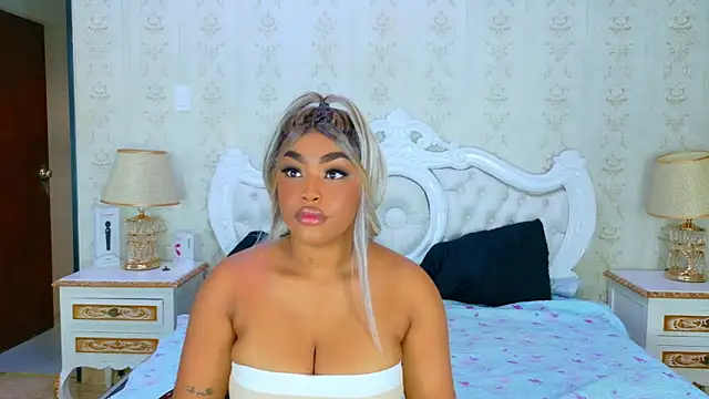 Snapshot of TianahGlow chatting on 11.25.25 TianahGlow online show from 11.25.25