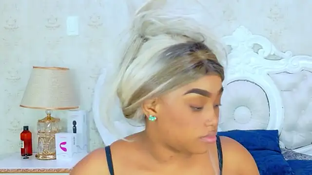 Snapshot of TianahGlow chatting on 12.04.25 TianahGlow online show from 12.04.25