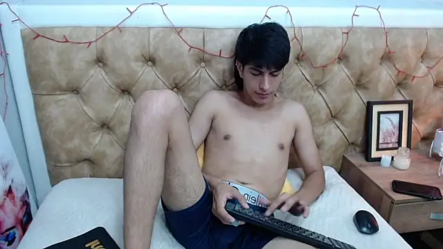 Snapshot of Estiv18_ chatting on 02.14.25 Estiv18 online show from 02.14.25