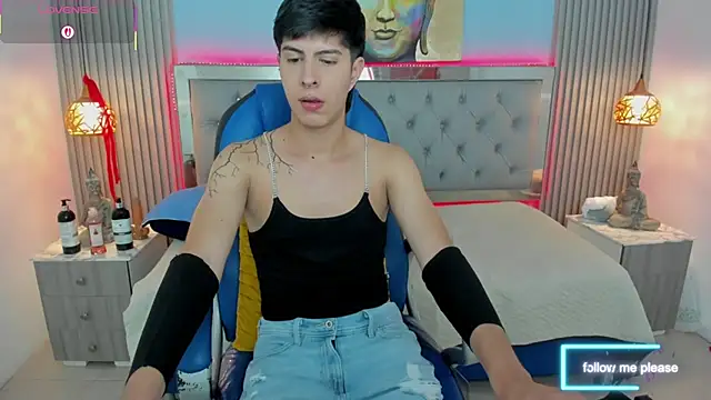 Snapshot of Estiv18_ chatting on 11.16.25 Estiv18 online show from 11.16.25