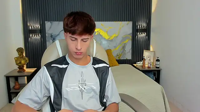 Snapshot of Estiv18_ chatting on 11.29.25 Estiv18 online show from 11.29.25