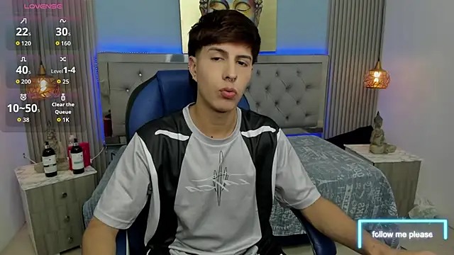 Snapshot of Estiv18_ chatting on 11.30.25 Estiv18 online show from 11.30.25