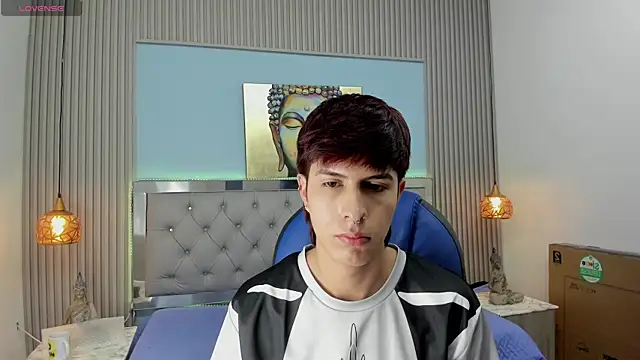 Snapshot of Estiv18_ chatting on 12.14.25 Estiv18 online show from 12.14.25