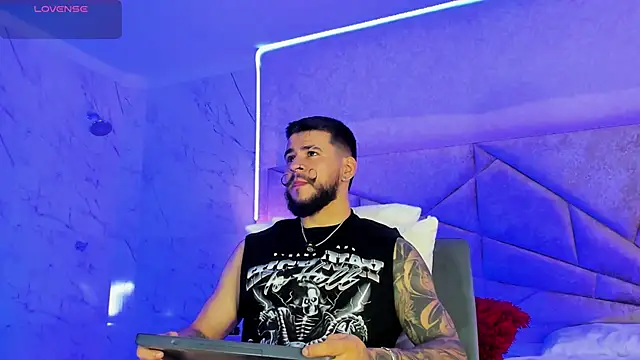 Snapshot of DickGriffith_ chatting on 12.04.25 DickGriffith online show from 12.04.25