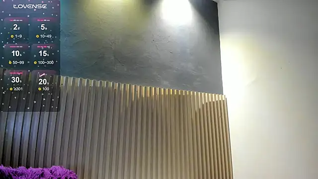 Snapshot of Aida-nicolle chatting on 02.24.25 Aida-nicolle online show from 02.24.25