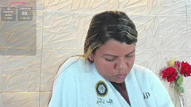 Snapshot of Aida-nicolle chatting on 03.10.25 Aida-nicolle online show from 03.10.25