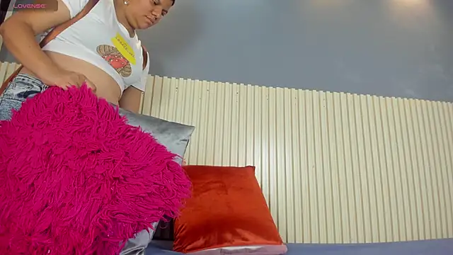 Snapshot of Aida-nicolle chatting on 03.11.25 Aida-nicolle online show from 03.11.25