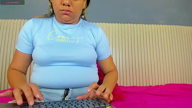 Snapshot of Aida-nicolle chatting on 03.17.25 Aida-nicolle online show from 03.17.25