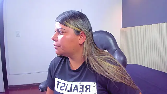 Snapshot of Aida-nicolle chatting on 09.15.25 Aida-nicolle online show from 09.15.25