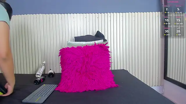 Snapshot of Aida-nicolle chatting on 10.28.25 Aida-nicolle online show from 10.28.25