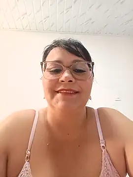 Snapshot of promiscuous-indecent-momm chatting on 06.13.26 promiscuous-indecent-momm online show from 06.13.26
