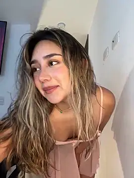 Snapshot of Hornyholly__ chatting on 03.07.25 Hornyholly online show from 03.07.25