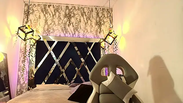 Snapshot of charlotte_bluee chatting on 05.20.26 charlotte bluee online show from 05.20.26