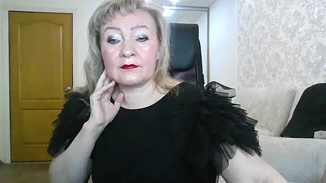 Snapshot of Victoria_secrets_ chatting on 11.21.25 Victoria secrets online show from 11.21.25