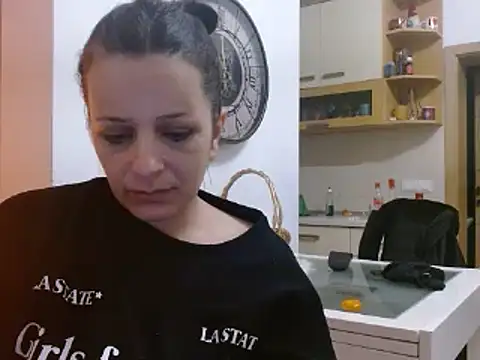 Snapshot of super_girl_1985 chatting on 02.14.25 super girl 1985 online show from 02.14.25