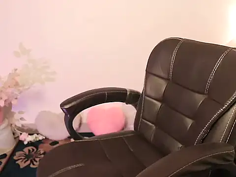 Snapshot of megancatluna chatting on 11.23.25 megancatluna online show from 11.23.25