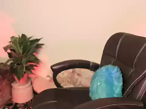 Snapshot of megancatluna chatting on 12.18.25 megancatluna online show from 12.18.25