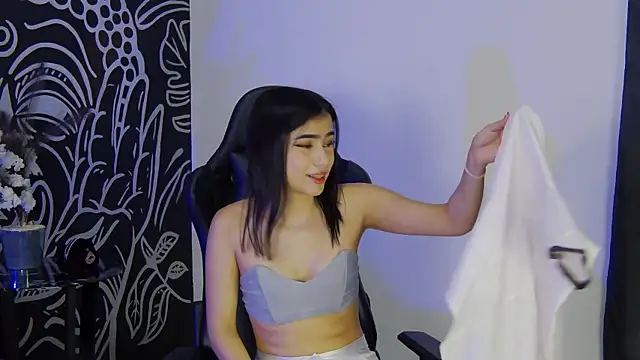 Snapshot of Arii_moon chatting on 12.17.25 Arii moon online show from 12.17.25