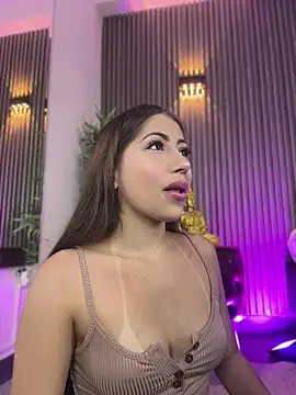 MelanieHillss online show from 08.04.26
