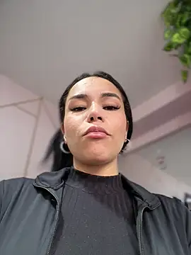 Snapshot of Naatalia chatting on 11.27.25 Naatalia online show from 11.27.25