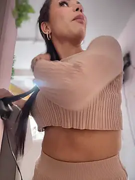 Snapshot of Naatalia chatting on 11.28.25 Naatalia online show from 11.28.25