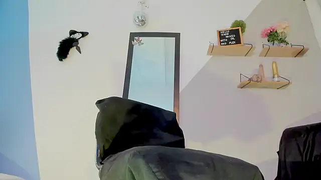 Snapshot of Aria_fitness chatting on 11.25.25 Aria fitness online show from 11.25.25