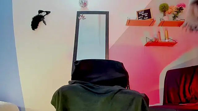 Snapshot of Aria_fitness chatting on 11.26.25 Aria fitness online show from 11.26.25