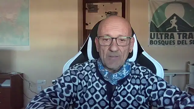 Snapshot of llopaco chatting on 11.22.25 llopaco online show from 11.22.25