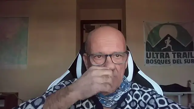 Snapshot of llopaco chatting on 11.29.25 llopaco online show from 11.29.25