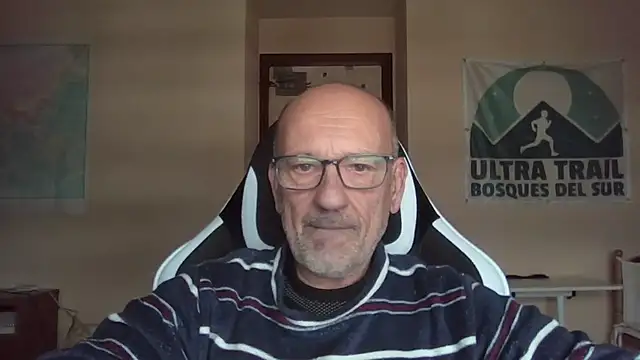 Snapshot of llopaco chatting on 12.05.25 llopaco online show from 12.05.25