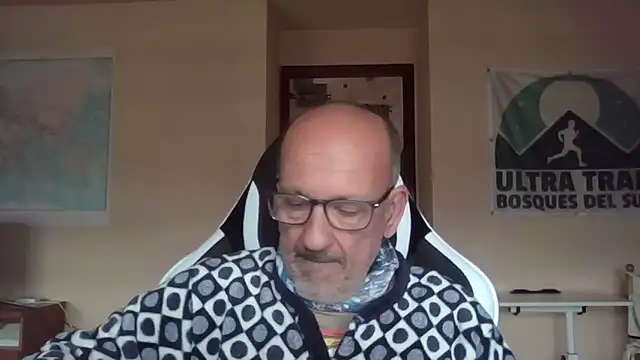 Snapshot of llopaco chatting on 12.16.25 llopaco online show from 12.16.25